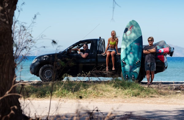 Windsurfer mit einem Tabou Board vor einem Auto
